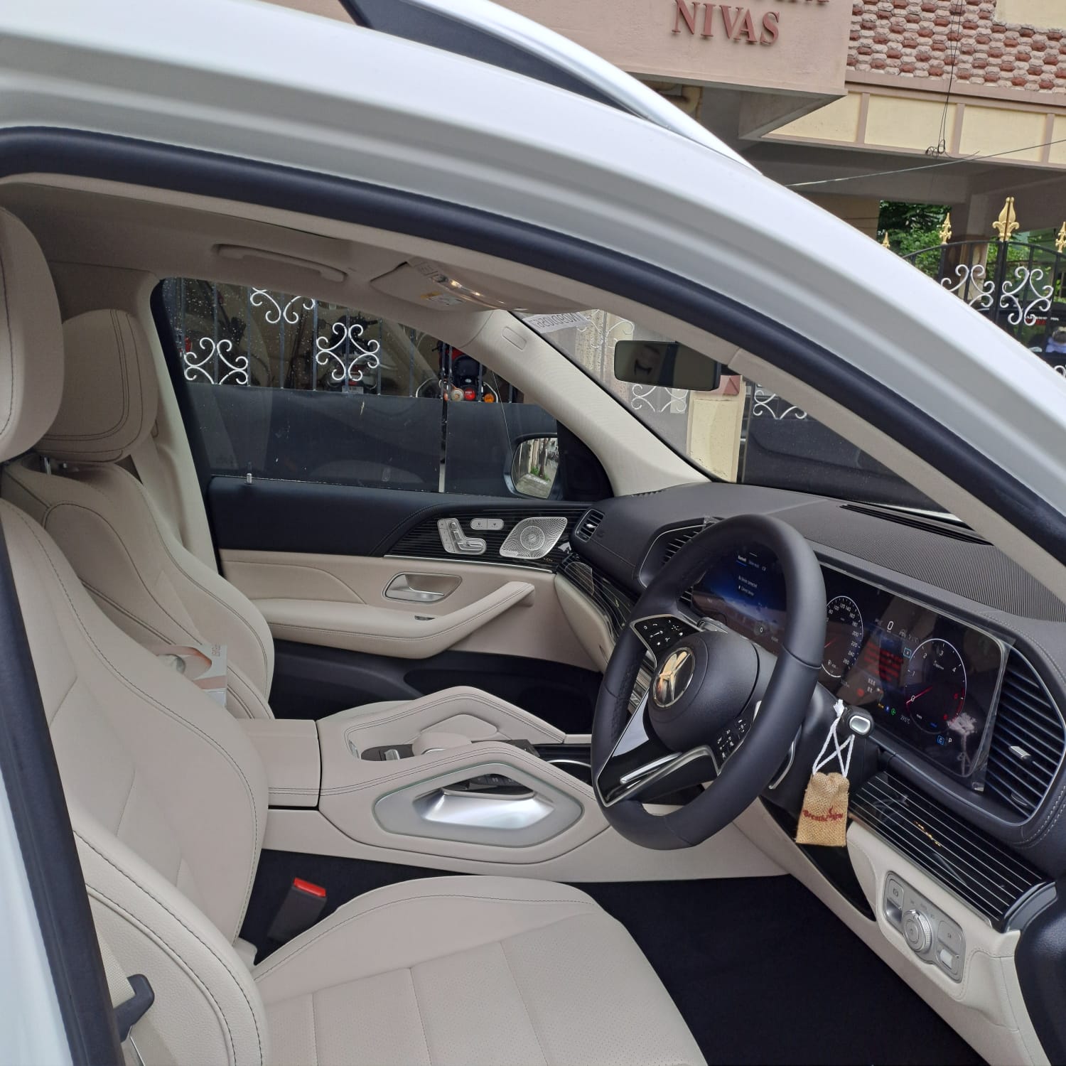 Mercedes-Benz GLS 450d interior detail