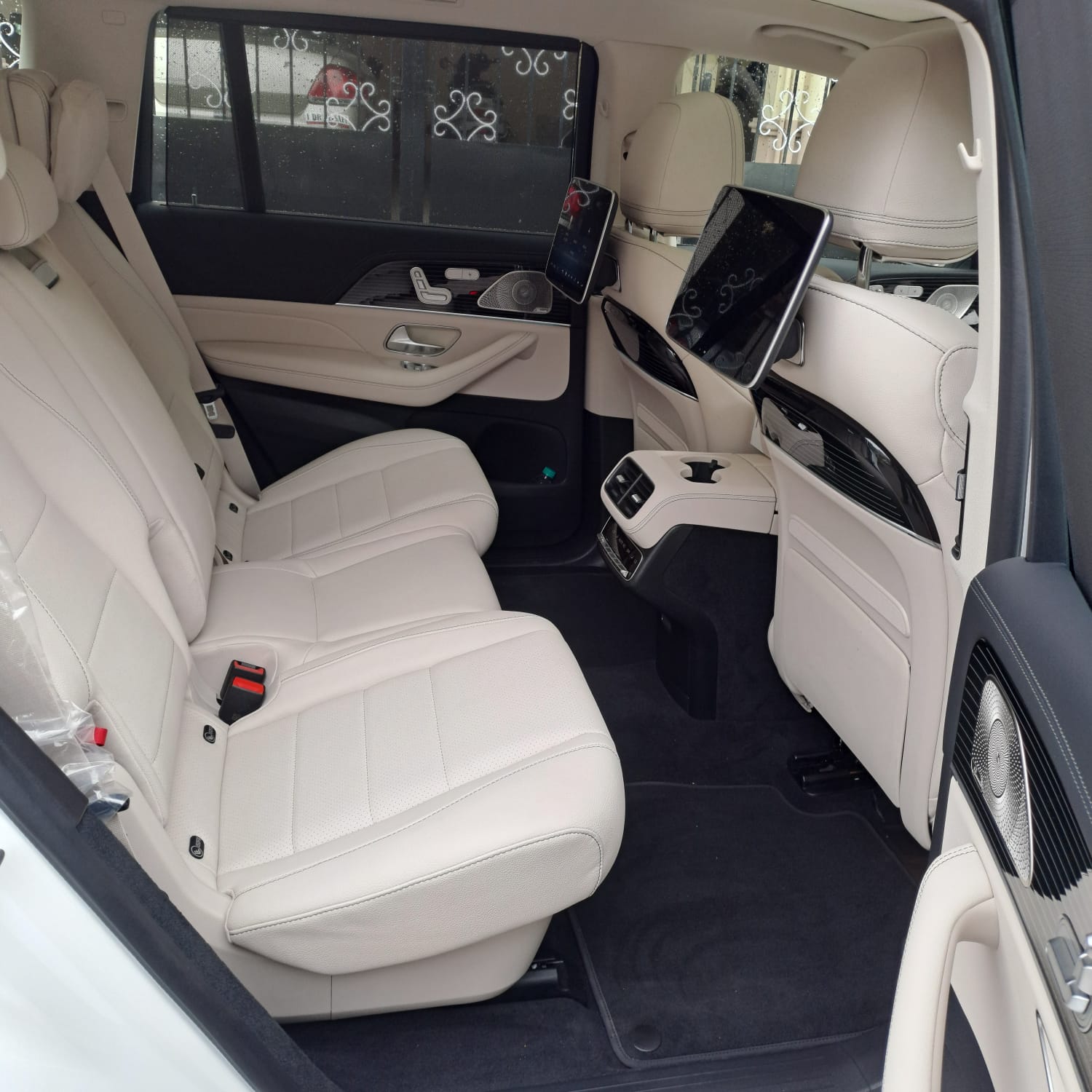 Mercedes-Benz GLS 450d vs Toyota Vellfire VIP comparison