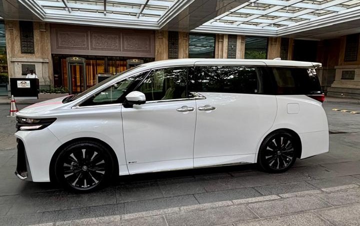 Toyota Vellfire VIP Edition rear cabin, chauffeur-driven Chennai